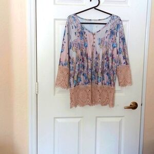 New!! Pretty, Size Small Ladies Top.New!